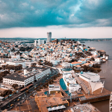 dron cerro santa ana panoramica en Guayaquil foto michael muller