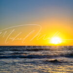 Atardecer en la playa con mar fotografia michael muller