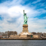 La Estatua de la Libertad en un Día Soleado new york edificios compra foto impresa print shop michael muller