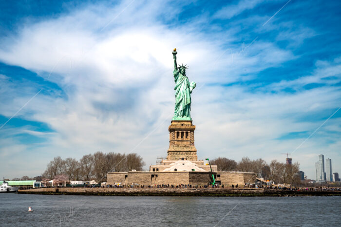 La Estatua de la Libertad en un Día Soleado new york edificios compra foto impresa print shop michael muller