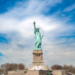 La Estatua de la Libertad en un Día Soleado new york edificios compra foto impresa print shop michael muller
