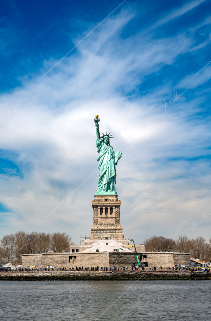 La Estatua de la Libertad en un Día Soleado new york edificios compra foto impresa print shop michael muller