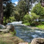 Paisaje sereno en Cuenca: Río Tomebamba fotografia michael muller ecuador