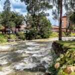 Paisaje sereno en Cuenca: Río Tomebamba fotografia michael muller ecuador
