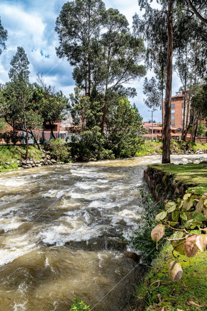 Paisaje sereno en Cuenca: Río Tomebamba fotografia michael muller ecuador