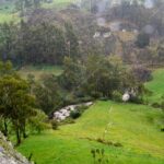 Colina, valle, río, vegetación, neblina cerca de ingapirca, ecuador michael muller fotografia