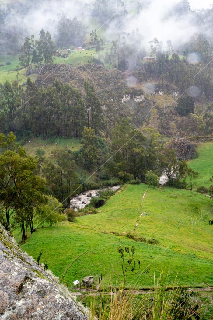 Colina, valle, río, vegetación, neblina cerca de ingapirca, ecuador michael muller fotografia