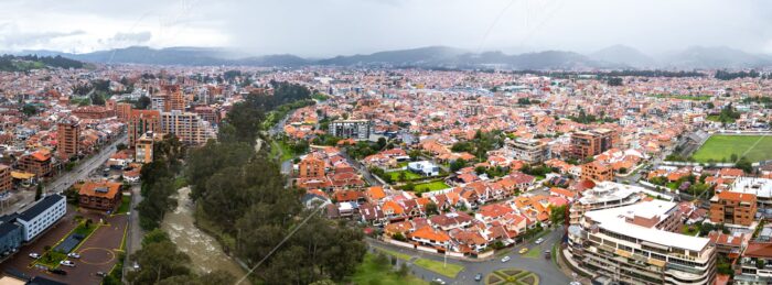 Cuenca desde las alturas: Un panorama urbano dron aerea fotografia michael muller ecuador