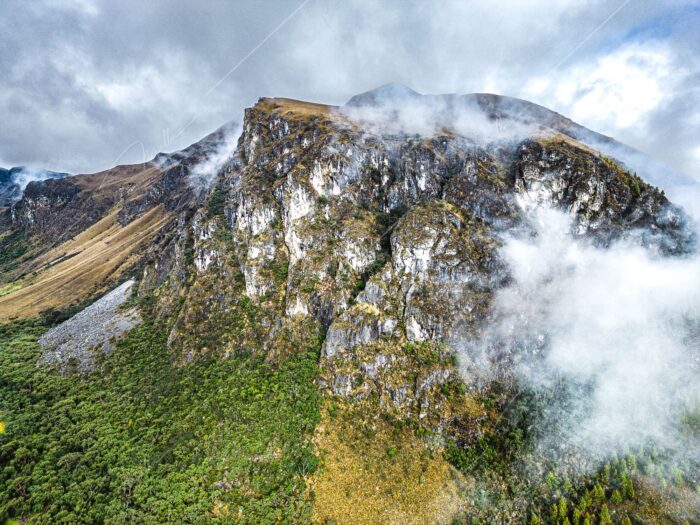 Majestuosas montañas del Cajas: Un vuelo sobre la naturaleza el cajas aerea dron ecuador michael muller fotografia