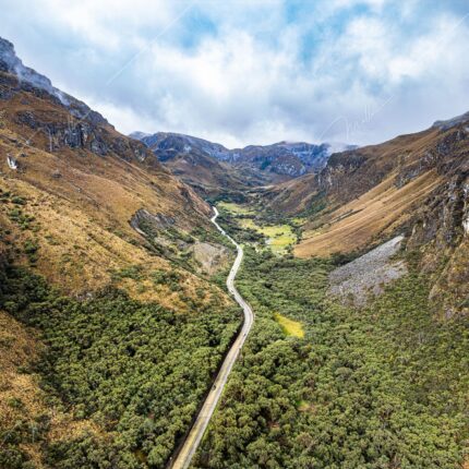 La carretera serpenteante del Cajas: Un viaje a través de los Andes fotografia ecuador dron aerea michael muller