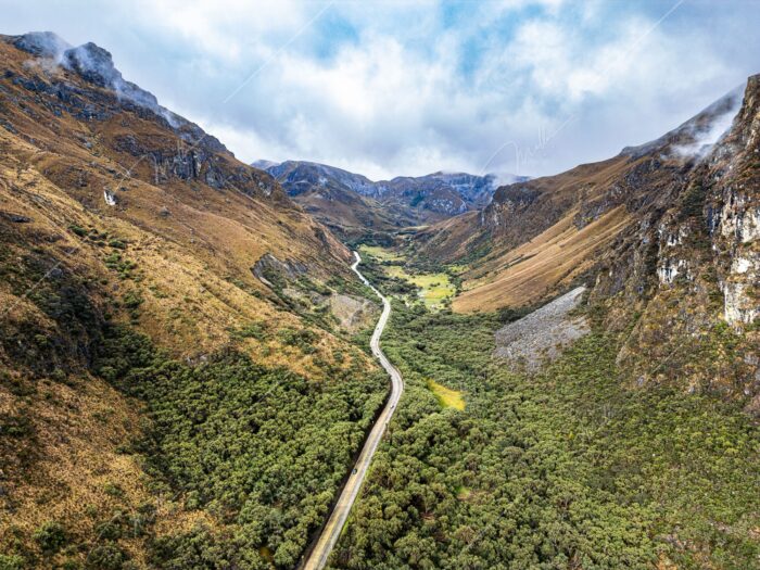 La carretera serpenteante del Cajas: Un viaje a través de los Andes fotografia ecuador dron aerea michael muller