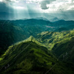 Impresionante vista aérea con dron de los exuberantes valles andinos cerca de Vilcabamba, provincia de Loja, Ecuador foto stock michael muller