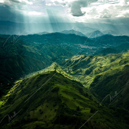 Impresionante vista aérea con dron de los exuberantes valles andinos cerca de Vilcabamba, provincia de Loja, Ecuador foto stock michael muller