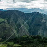 Impresionante vista aérea con dron de los exuberantes valles andinos cerca de Vilcabamba, provincia de Loja, Ecuador foto stock michael muller