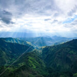 Impresionante vista aérea con dron de los exuberantes valles andinos cerca de Vilcabamba, provincia de Loja, Ecuador foto stock michael muller