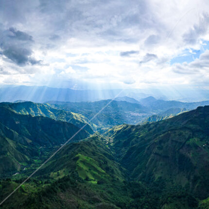 Impresionante vista aérea con dron de los exuberantes valles andinos cerca de Vilcabamba, provincia de Loja, Ecuador foto stock michael muller