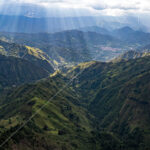 Impresionante vista aérea con dron de los exuberantes valles andinos cerca de Vilcabamba, provincia de Loja, Ecuador foto stock michael muller