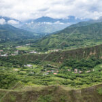 Impresionante vista aérea con dron de los exuberantes valles andinos cerca de Vilcabamba, provincia de Loja, Ecuador foto stock michael muller