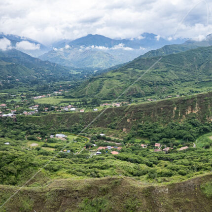 Impresionante vista aérea con dron de los exuberantes valles andinos cerca de Vilcabamba, provincia de Loja, Ecuador foto stock michael muller
