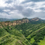 Impresionante vista aérea con dron de los exuberantes valles andinos cerca de Vilcabamba, provincia de Loja, Ecuador foto stock michael muller
