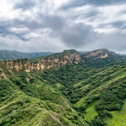 Impresionante vista aérea con dron de los exuberantes valles andinos cerca de Vilcabamba, provincia de Loja, Ecuador foto stock michael muller