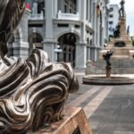 Elegancia Escultórica en la Plaza de la Administración, Guayaquil foto michael muller