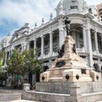 Monumento a Antonio José de Sucre y Palacio Municipal de Guayaquil foto michael muller