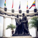 La Rotonda: Encuentro de Bolívar y San Martín en el Malecón 2000 foto michael muller