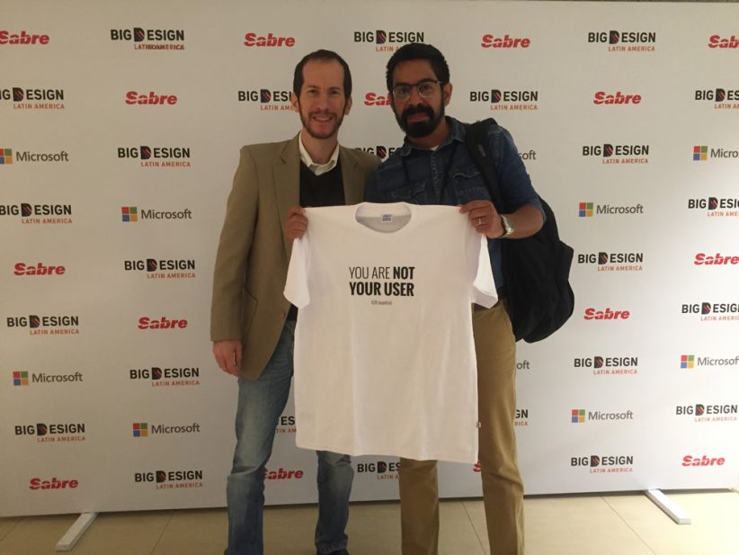 Con Juan Alberto Garc&iacute;a , quien gracias a sus tuits, se llev&oacute; una de las camisetas