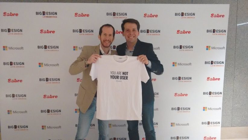 Con Thiago Algaves, quien gracias a sus tuits, se llev&oacute; una de las camisetas